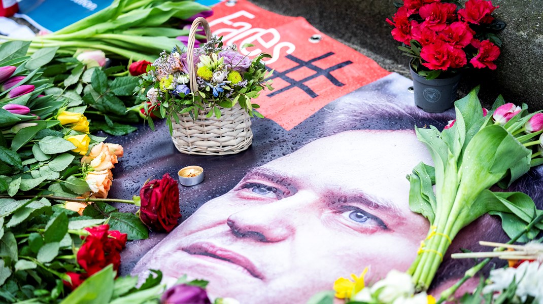 Aleksej Navalnyj døde i februar i år i en straffekoloni i Sibirien. Her blomster foran den russiske ambassade i Danmark. 