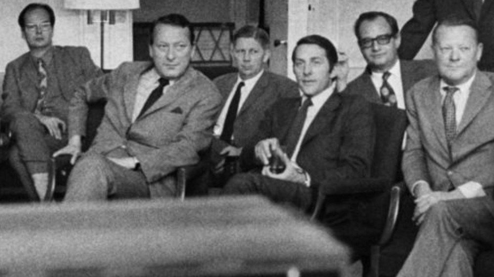 Ministre i Krag-regeringen er samlet foran fjernsynet 2. oktober 1972 for at følge resultatet af folkeafstemningen om dansk optagelse i EF. Kjeld Olesen var dengang forsvarsminister.