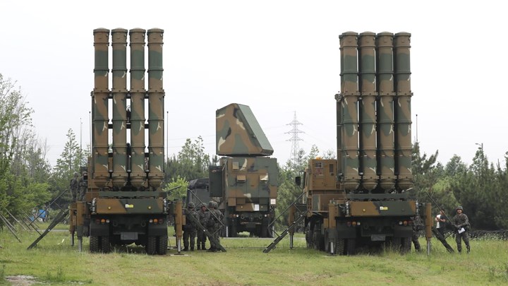 M-SAM II: M-SAM II er det midterste lag i Koreas luft- og
missilforsvar. Det er et af verdens nyest udviklede anti-ballistisk missil
systemer.