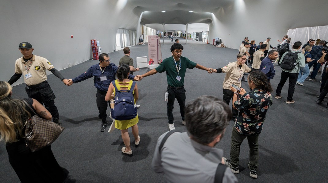 Heldigvis kom ingen alvorligt til skade under branden, men en del af konferenceområdet blev beskadiget, og det er lige nu uklart, hvornår forhandlingerne kan genoptages, skriver Mattias Söderberg.
&nbsp;