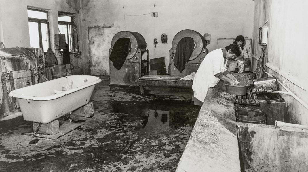 Hospitalsvaskeri i Albanien, som det så ud i 1994.