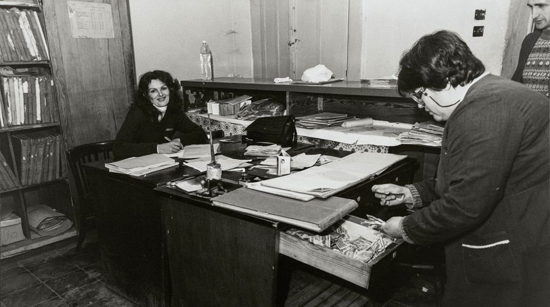 Socialkontor i Albanien i 1994, hvor landet var i armod. Der er dog lidt kontanter i skuffen.