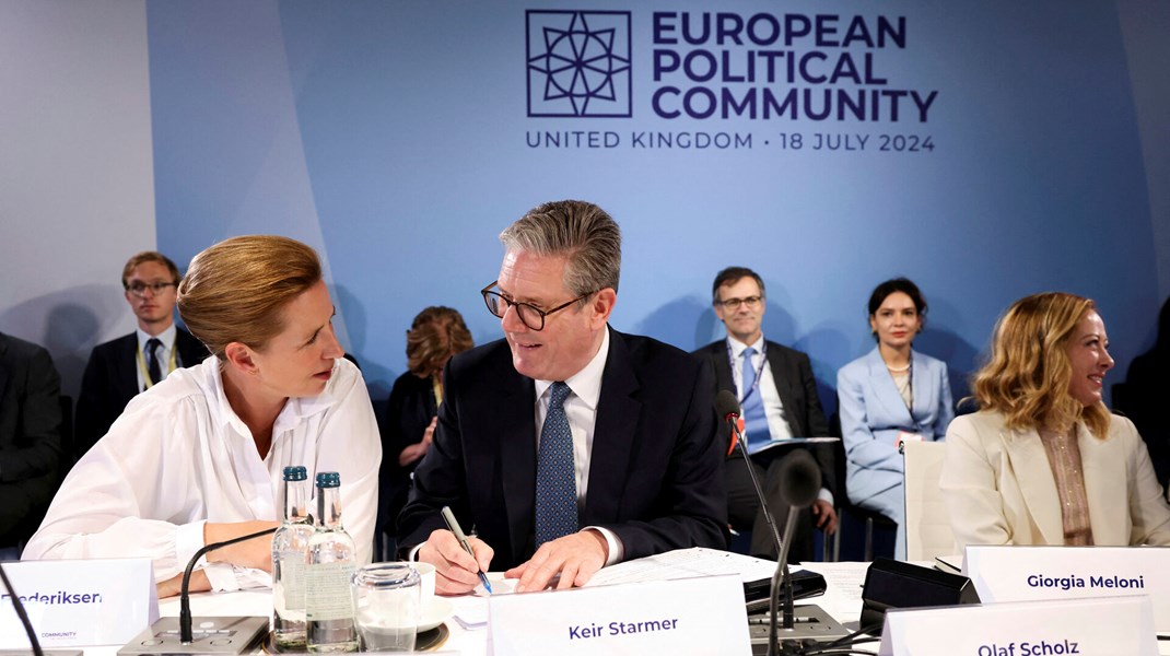 Der er opstået en utraditionel alliance i kampen for en strammere europæisk udlændingepolitik. Initiativet blev taget af statsminister Mette Frederiksen og Italiens Giorgia Meloni. Nu har briterne med Keir Starmer i spidsen også tilsluttet sig.&nbsp;