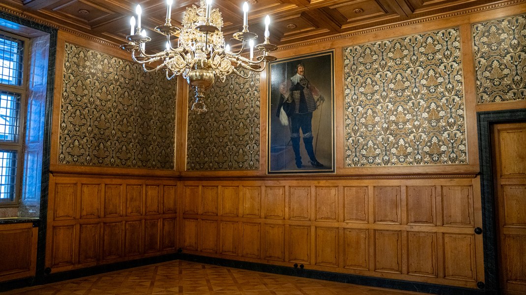 Maleriet af kong Christian 4. er tilbage i Børsen efter at være blevet restaureret.