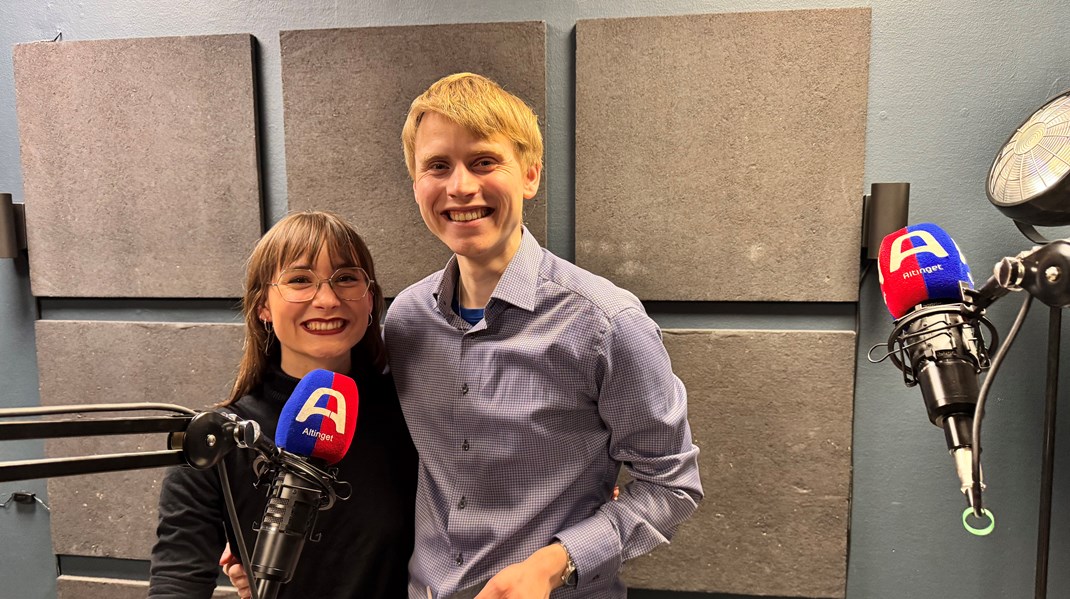 De kysser på scenen – men stemmer aldrig på hinanden