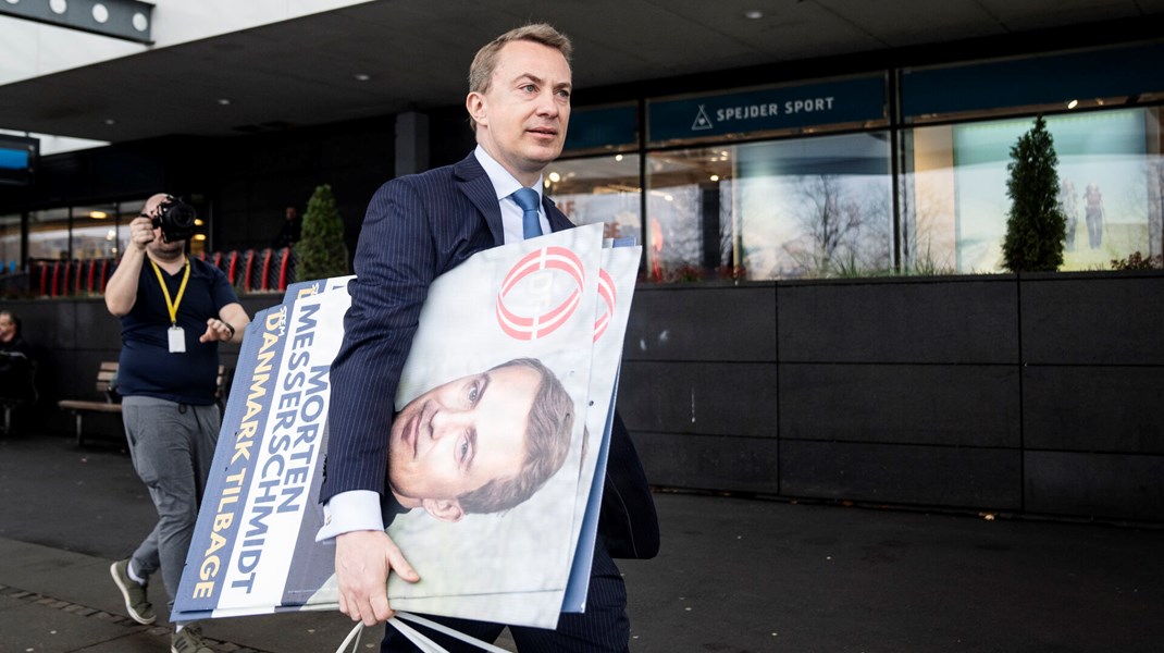 Fra en pølsevogn prøver Frederik Vad at bremse ham. Men på Sjælland virker Morten Messerschmidt ustoppelig