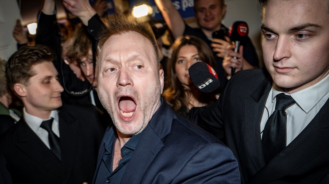 Kom med Holstein til valgnat på Christiansborg: Fra DF-jubel til halvtomt Socialdemokratiet og stemningsskift hos Venstre