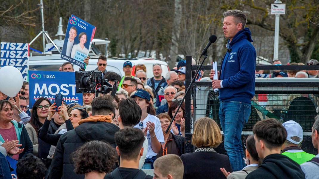 Lederen af oppositionspartiet Tisza, Péter Magyar, holder valgmøder på tværs af landet hver eneste dag.