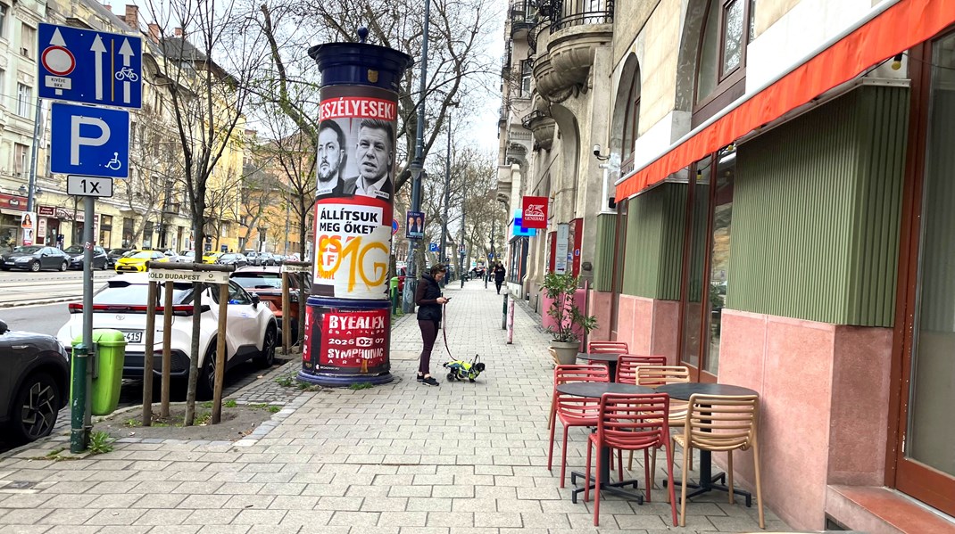 Skræmmebilleder af Ukraines præsident, Volodymyr Zelenskyj, sammen med Péter Magyar, ses mange steder i gadebilledet.