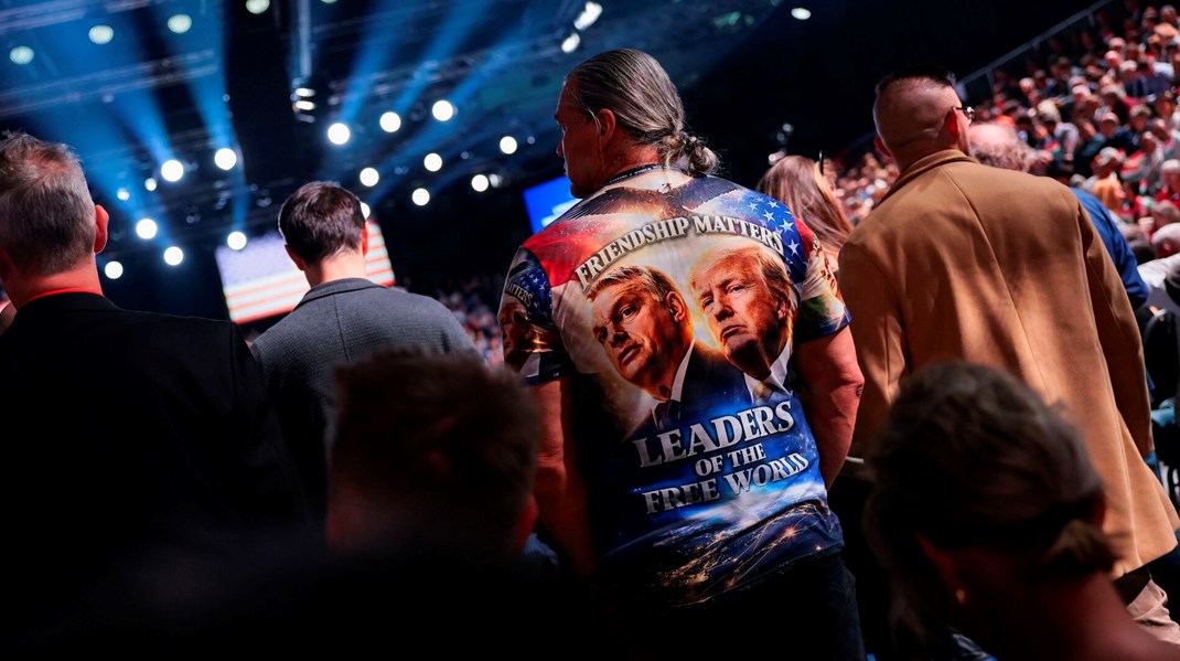 En ungarsk nationalist havde fået Trump-Orbán T-shirt på, da USA's vicepræsident i denne uge besøgte Budapest og holdt valgmøde sammen med Ungarns leder.