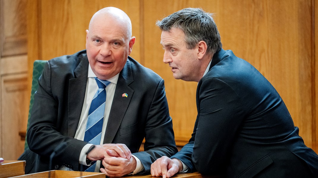 Som tidligere forsvarsminister er Søren Gade dybt inhabil, hvilket muligvis også var grunden til, at han i første omgang strakte våben og fik sagen oversendt til Det Udenrigspolitiske Nævn,&nbsp;skriver Holger K. Nielsen.