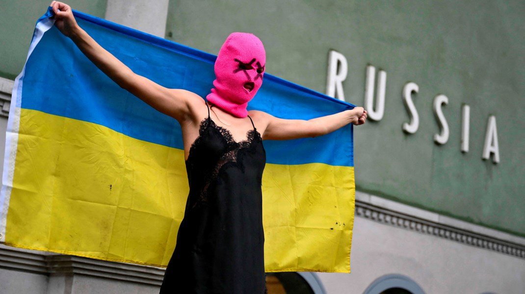 Ruslands tilbagekomst til kunstens fine selskab har affødt voldsomme protester. Ny skyder ambassadør igen