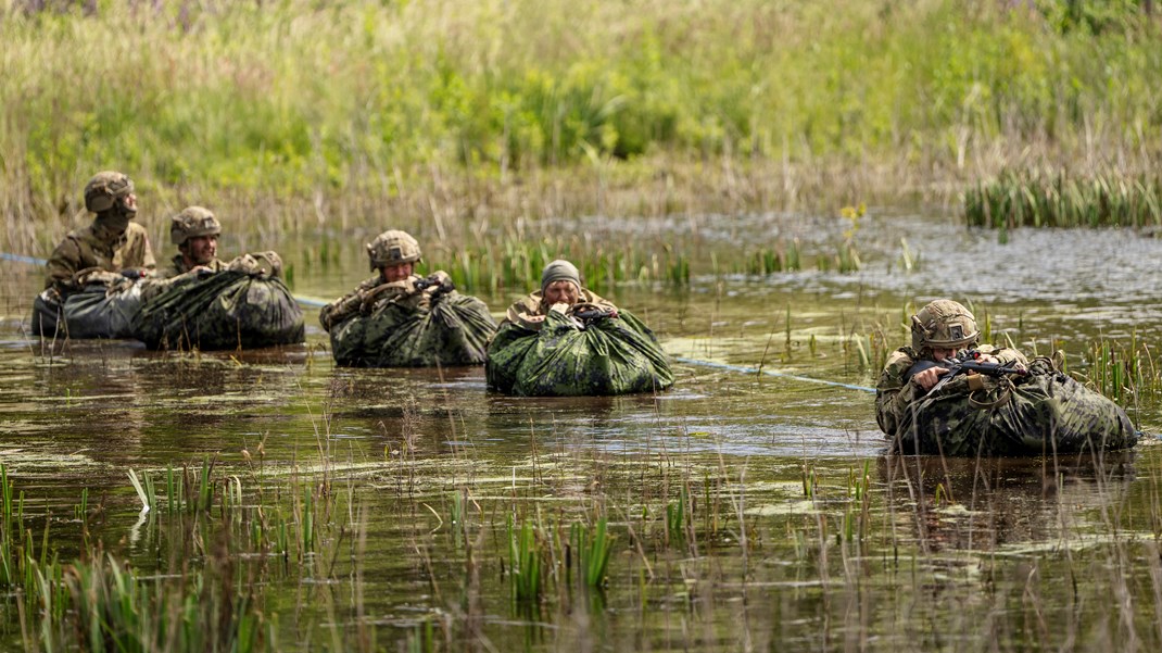 2 A'er: Feltpræsts selvhjælpsbog til værnepligtige er fuld af klichéer