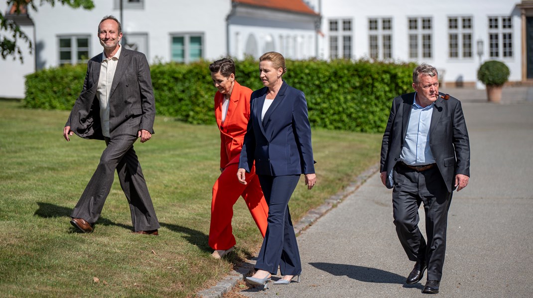 Jeg skal ingen steder hen, sagde Mette Frederiksen. Og så fløj hun til Montenegro