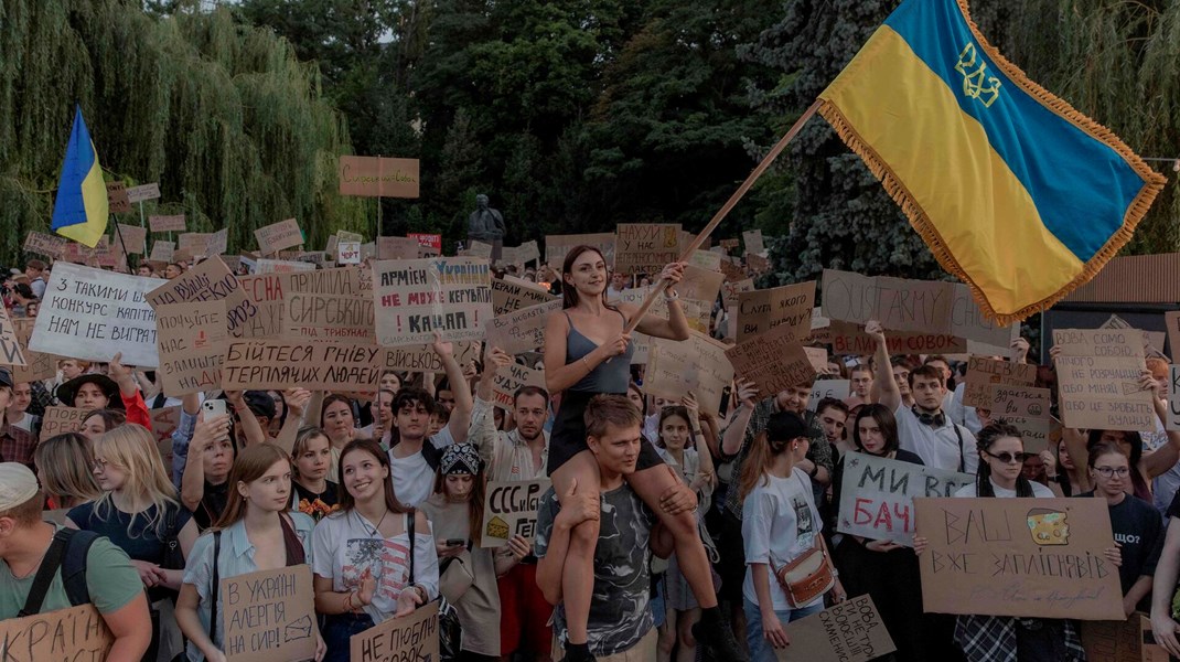 Vrede demonstranter kræver kursændring fra Zelenskyj: "Det vil udhule tilliden til regeringen"