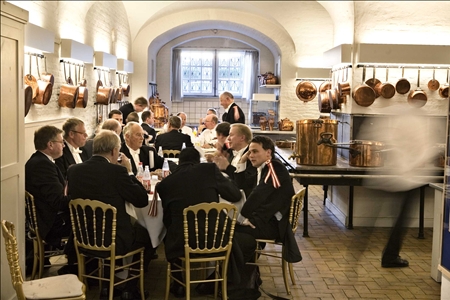 Dronningen holder fest på Christiansborg, og tjenerne spiser i kælderen mellem serveringerne. Bogen vil vise hverdagen for både høj og lav på Christiansborg.