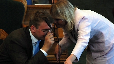 Partikollegerne Eva Kjer Hansen og Troels Lund Poulsen bliver tvunget til at arbejde bedre sammen end deres to forgængere.