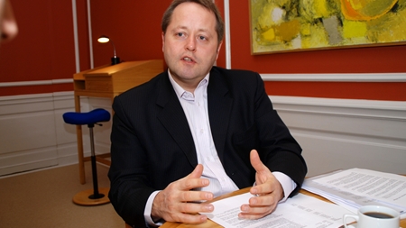 Sundhedsministeren bruger sit netværk uformelt.