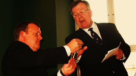 Claus Hjort Frederiksen overrækker Lars Løkke Rasmussen et stormglas.